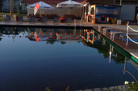 Ende August war die Welt noch in Ordnung: Klares Wasser, Liegestühle zum Entspannen und im Hintergrund die Gaststätte und Liegewiese