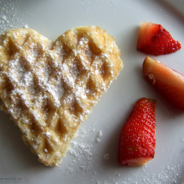 Waffel mit Erdbeeren und Puderzucker